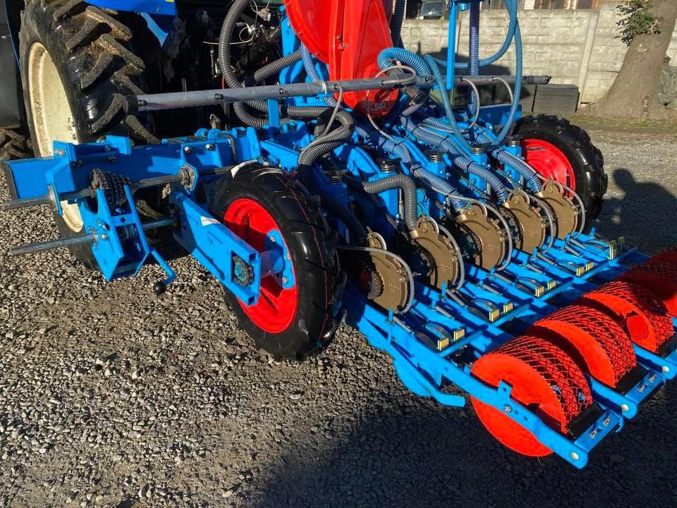 Oferuję usługę siewu warzyw siewnikiem Monosem MS w rozstawie 150 cm.